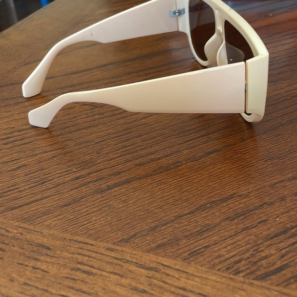 Stylish Cream Aviator Sunglasses - Picture 4 of 4